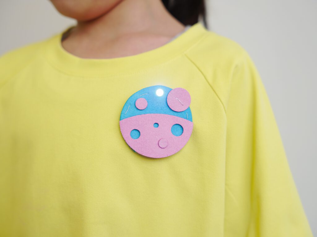 親子でピカピカ電子工作デビュー！LEDブローチ＆手のひら照明作り。