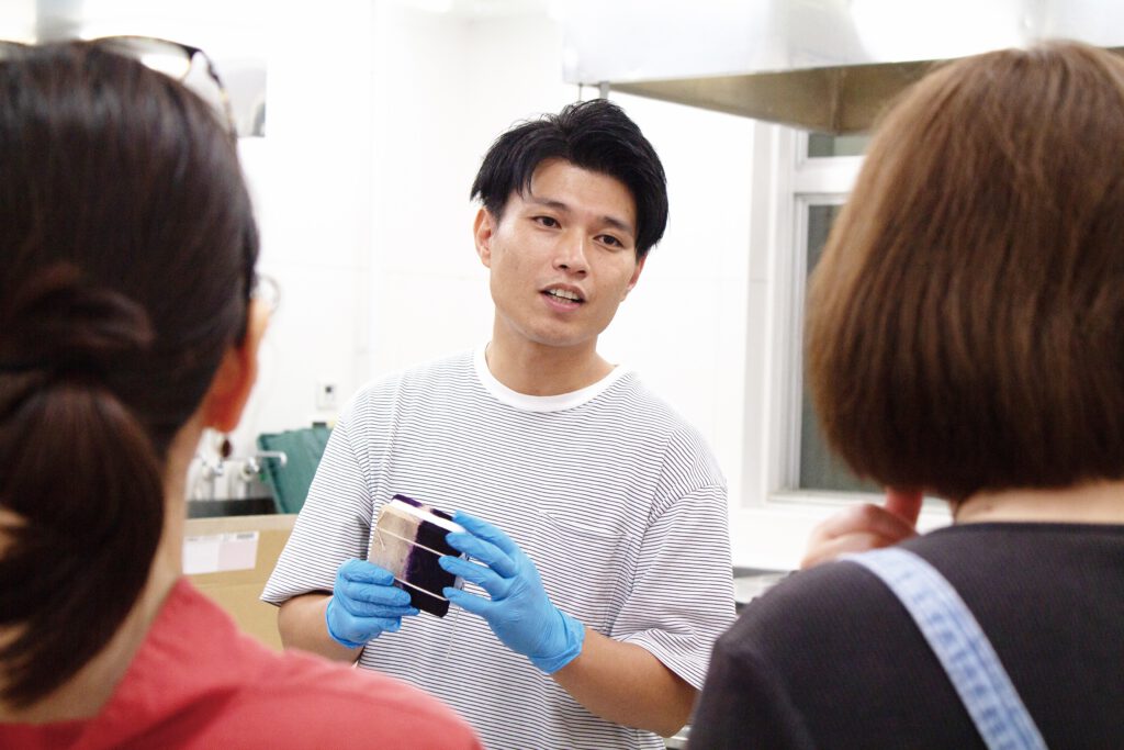 大人のための、染色講座。絞り染めで、色彩豊かな帯揚げを染める。
