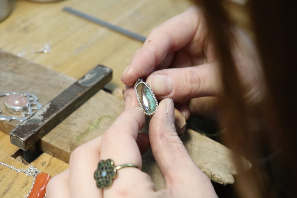 大人のための、ジュエリー講座。宝石を使ったペンダント制作。