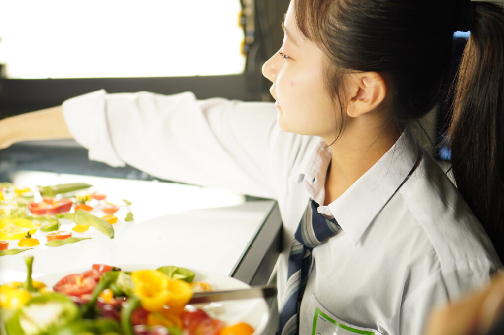 中･高生のための、 食文化ラボ。夏野菜でアニメーション創作。